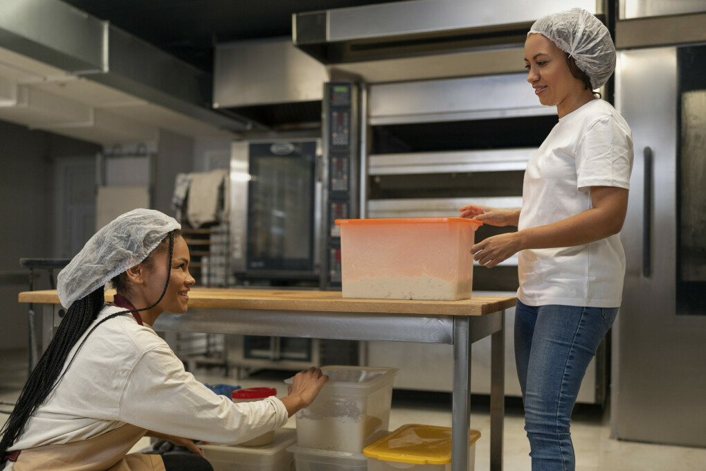 deux cuisinières en train de faire le stock